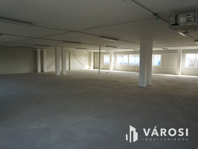 Közel 1000 nm-s ipari csarnok Nagykanizsán
