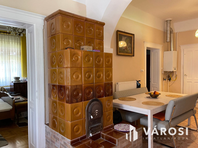 Frekventált helyen családi ház eladó