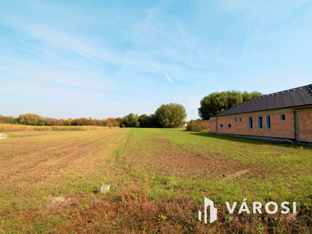 3 építési telekre felosztható 5282 m2-es terület Rábapatonán