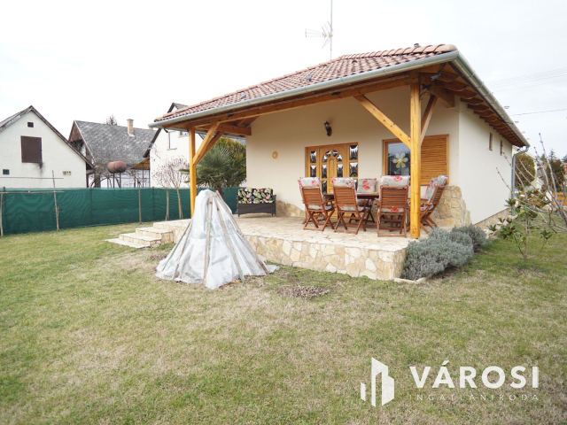 Balatonkeresztúron igényes nyaraló, 5 percre a strandtól!