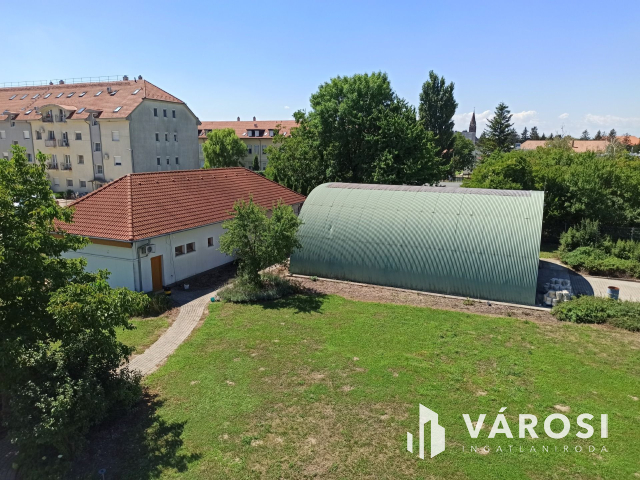 Ausztria határától mindössze 7 km-re korszerű telephely!