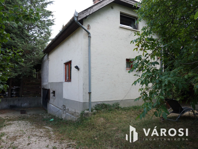 Normafa árnyékában hatalmas telekkel!