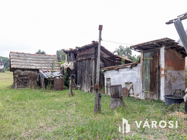 Hatalmas építési telek lakható épülettel Kerepesen!