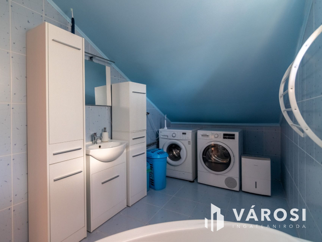 Két szintes családi ház étteremmel, lakás beszámítással