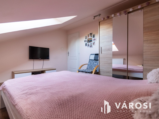 Két szintes családi ház étteremmel, lakás beszámítással