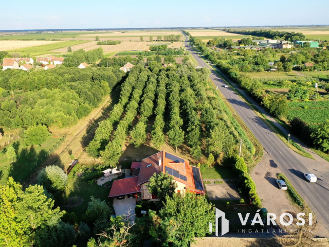 Két szintes családi ház étteremmel, lakás beszámítással