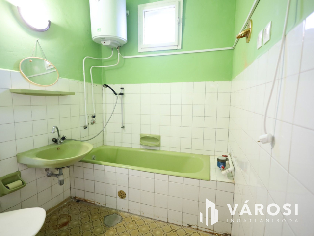 Napfényes, földszinti lakás Gyula központjában