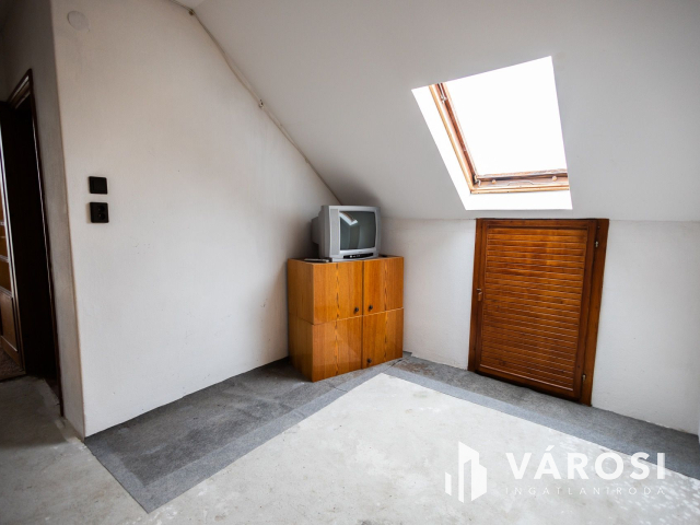 Jó lokáció, sok szoba, nagy telek