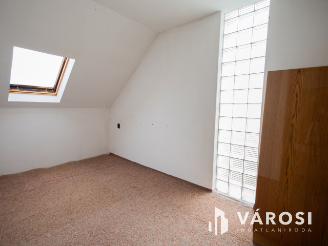 Jó lokáció, sok szoba, nagy telek