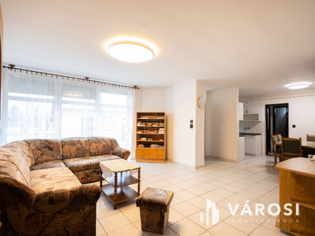 Jó lokáció, sok szoba, nagy telek