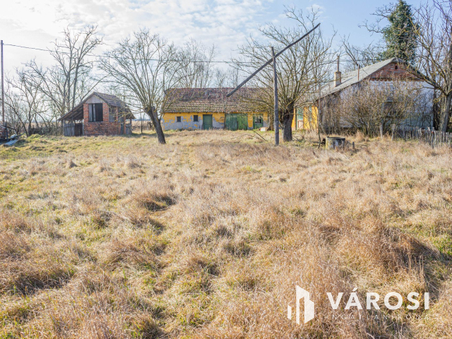 Tanya az Őszeszéki tó partján  M5-ös autópályától 2 percre