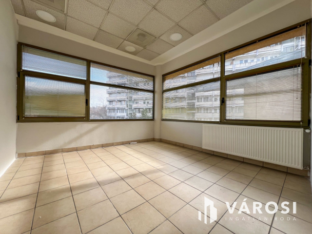 Salgó Center 2. emeletén üzlethelyiség kiadó!