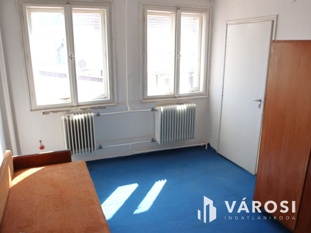 SZÁLLÁSHELY létesítésére alkalmas kétszintes IRODAHÁZ