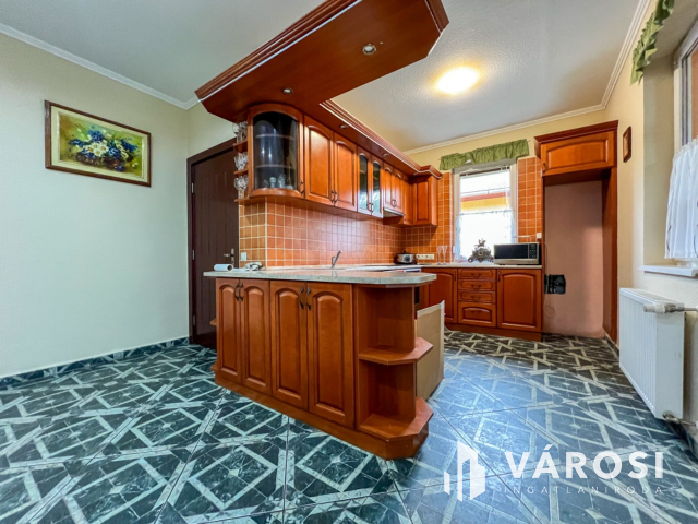 Baglyasalja elején, újszerű családi ház eladó!