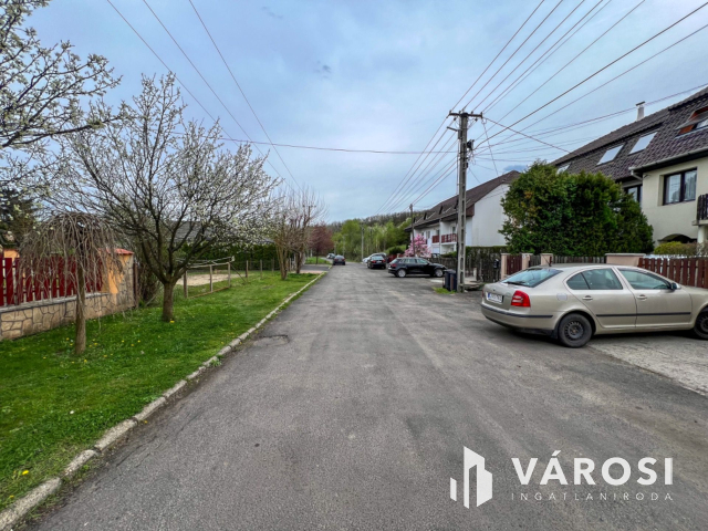 Baglyasalja elején, újszerű családi ház eladó!