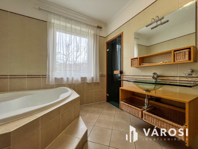 Baglyasalja elején, újszerű családi ház eladó!