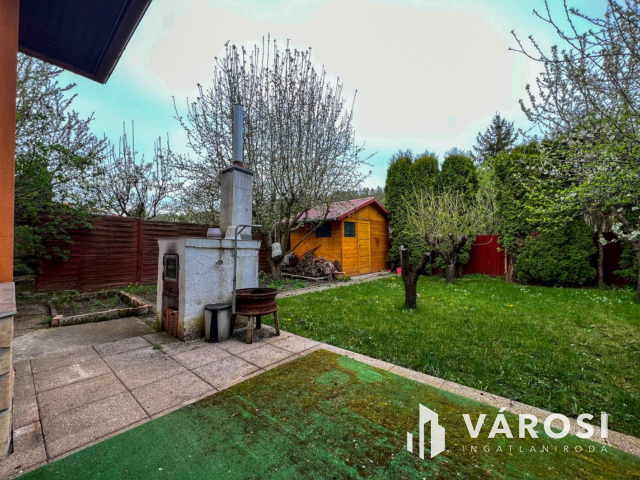 Baglyasalja elején, újszerű családi ház eladó!