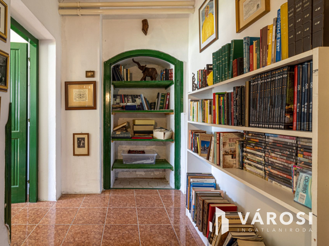 5700 m2-es telek nagy házzal, melléképületekkel Ladánybenén!