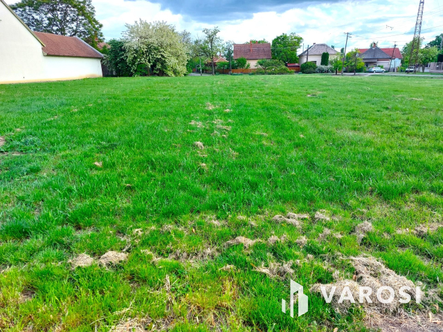 Vidéki kisváros legfrekventáltabb telke