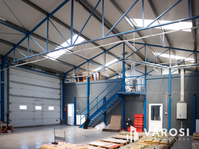 Kiváló csarnok aszfaltozott út mellett kiadó