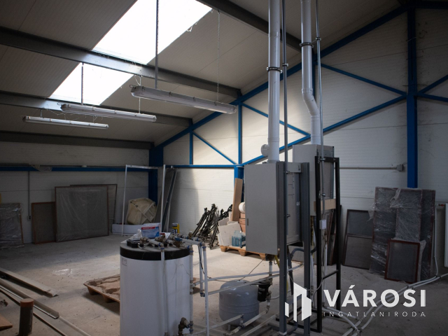 Kiváló csarnok aszfaltozott út mellett kiadó