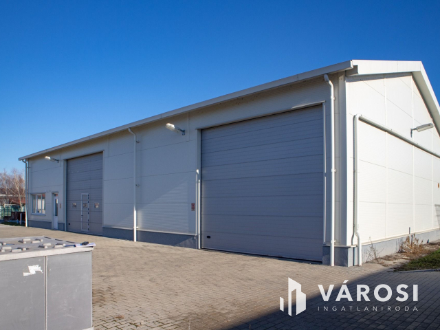 Kiváló csarnok aszfaltozott út mellett kiadó