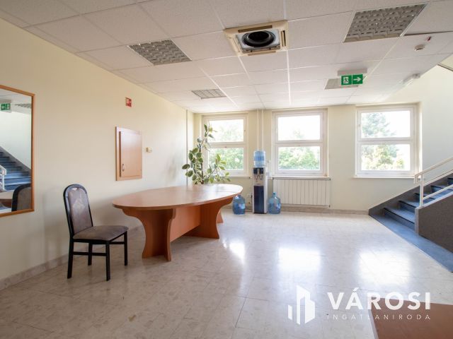 Telephely irodaházzal, 180 m2-es üzlettel és parkolókkal