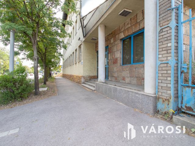 Telephely irodaházzal, 180 m2-es üzlettel és parkolókkal