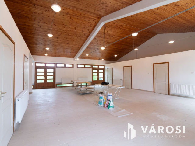 Korszerű épülettel ipari terület eladó!