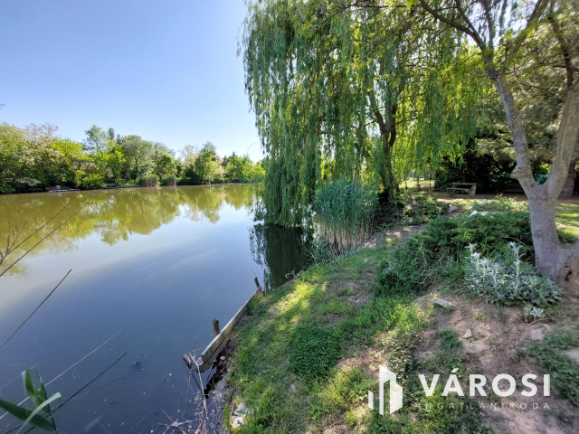 Toszkán hangulatú VíZPARTI HÁZ fürdőövezetben, napelemekkel