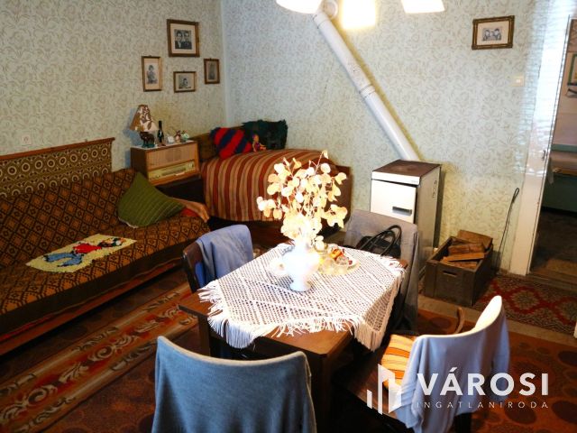 Vasvár központban,csendes helyen,2és fél szobás cs.ház eladó