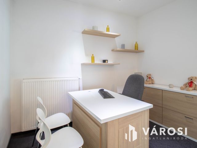 Igényesen felújított, utcai bejáratú, 178 m2-es iroda eladó