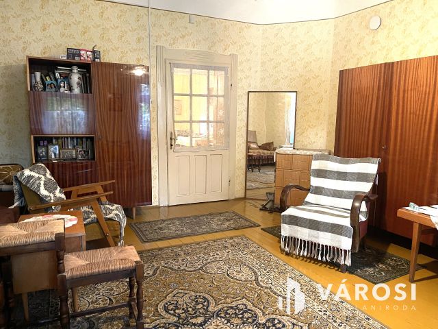 Eladó ház Szarvason üzlethelyiséggel