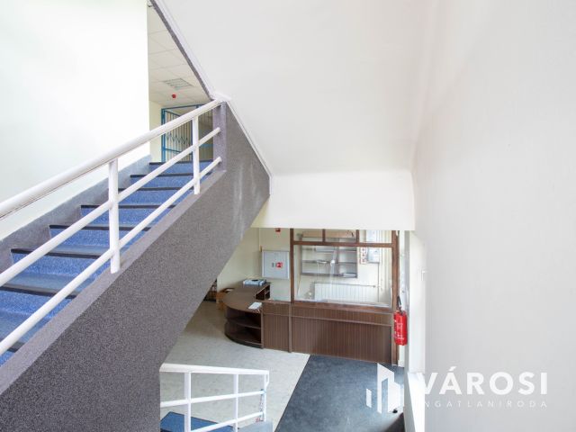 180 m2-es üzlet eladó 3 szintes irodaházzal, raktárakkal