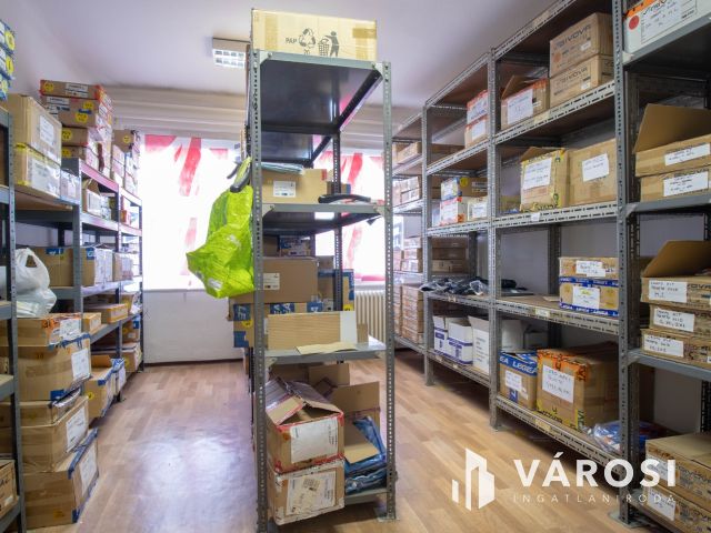 180 m2-es üzlet eladó 3 szintes irodaházzal, raktárakkal