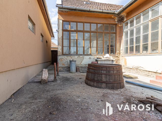 Felújítandó ház nagy telekkel Cegléd belvárosában!