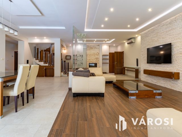 Medencés ház Gödön, 200 méterre a Dunától