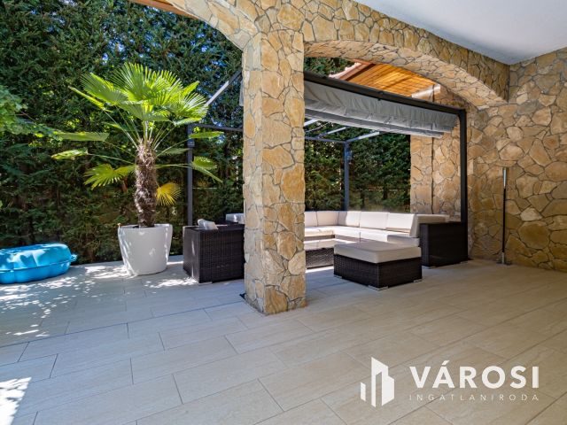 Medencés ház Gödön, 200 méterre a Dunától