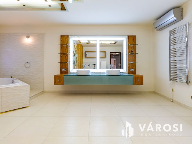 Medencés ház Gödön, 200 méterre a Dunától