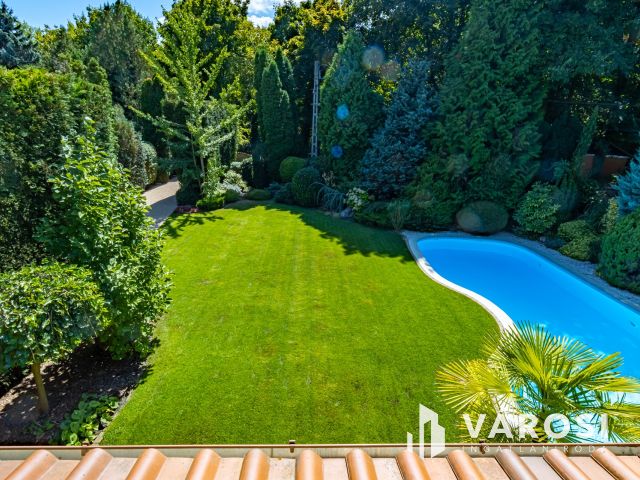 Medencés ház Gödön, 200 méterre a Dunától