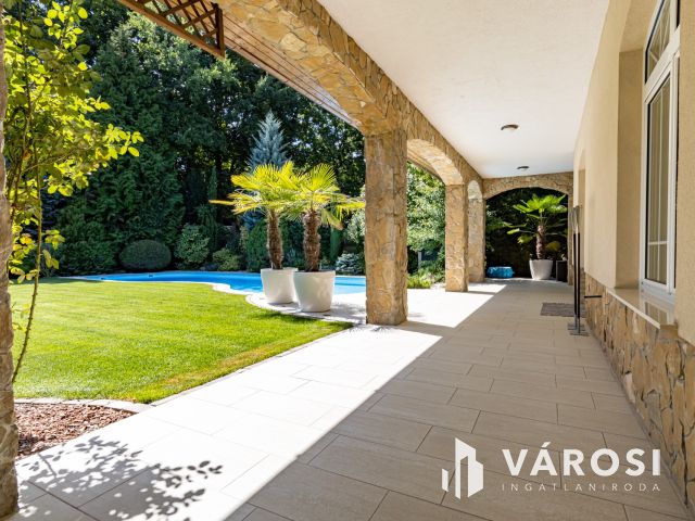 Medencés ház Gödön, 200 méterre a Dunától