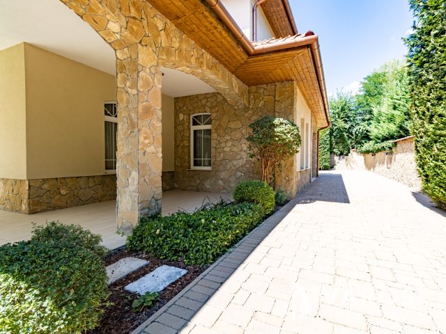 Medencés ház Gödön, 200 méterre a Dunától