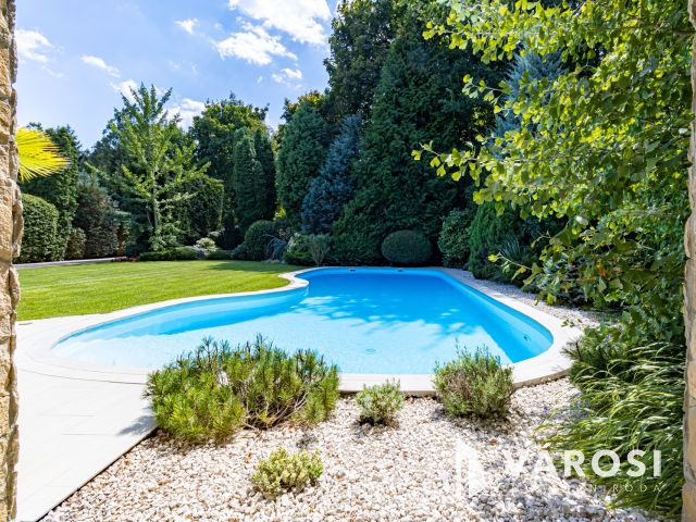 Medencés ház Gödön, 200 méterre a Dunától