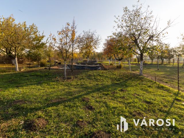Többcélú hasznosításra alkalmas telek, jó helyen!
