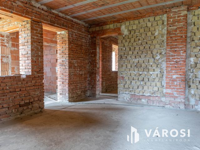 Szerkezetkész öko szálláshely Újirázon