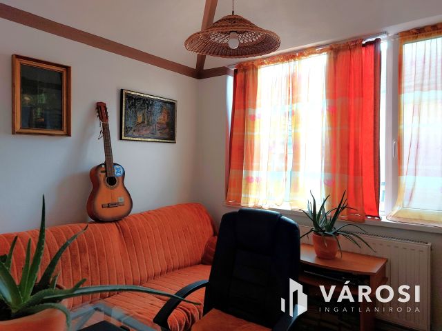 Felújított 4szobás családi ház,mellette kiadható ingatlannal