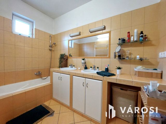 Felújított 4szobás családi ház,mellette kiadható ingatlannal