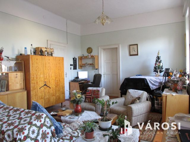 Egy központi elhelyezkedésű nagypolgári ház Érsekvadkerten