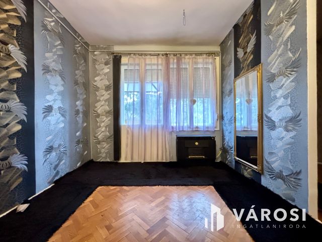 Meredek úton 2. emeleti, erkélyes lakás eladó!