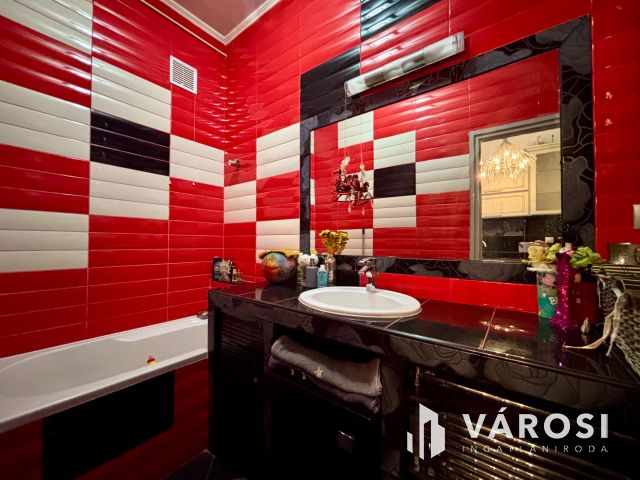 Meredek úton 2. emeleti, erkélyes lakás eladó!